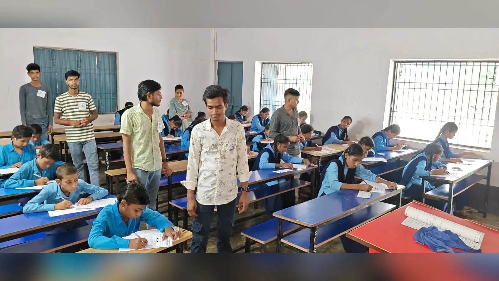 फोटो :- छात्र को सम्मानित करते शिक्षक फोटो :- परीक्षा देते छात्र | Prabhat Khabar Network फोटो :- छात्र को सम्मानित करते शिक्षक फोटो :- परीक्षा देते छात्र | Prabhat Khabar Network