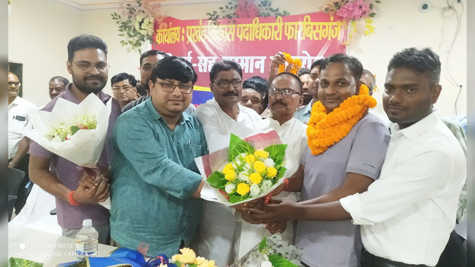निवर्तमान बीडीओ को बुके भेंट कर माला पहना कर विदाई देते प्रखंड प्रमुख,उप प्रमुखर सीओ, बीपीआरओ सहित अन्य | Prabhat Khabar Network निवर्तमान बीडीओ को बुके भेंट कर माला पहना कर विदाई देते प्रखंड प्रमुख,उप प्रमुखर सीओ, बीपीआरओ सहित अन्य | Prabhat Khabar Network