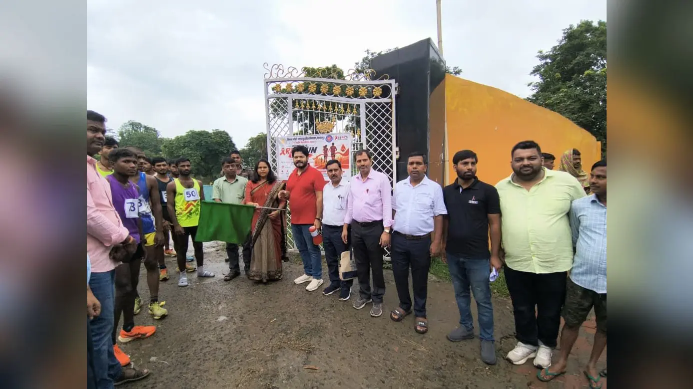टीएमबीयू इंडोर स्टेडियम में मैराथन दौड़ को हरी झंडी दिखाते भागलपुर की मेयर डॉ वसुंधरा लाल | Prabhat Khabar Network टीएमबीयू इंडोर स्टेडियम में मैराथन दौड़ को हरी झंडी दिखाते भागलपुर की मेयर डॉ वसुंधरा लाल | Prabhat Khabar Network