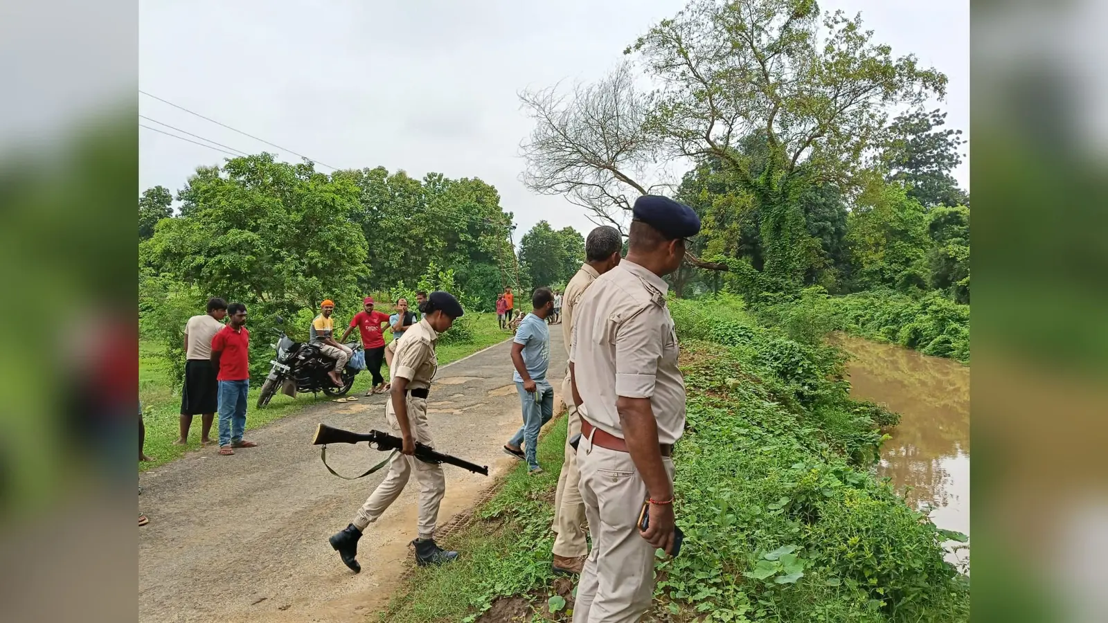 फोटो घटना स्थल पर लोगों की जुटी भीड़ | Prabhat Khabar Network फोटो घटना स्थल पर लोगों की जुटी भीड़ | Prabhat Khabar Network