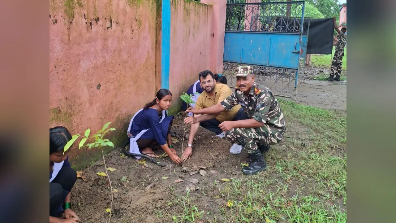 विद्यालय परिसर में पौध रोपण करते छात्र शिक्षक और एसएसबी जवान | Prabhat Khabar Network विद्यालय परिसर में पौध रोपण करते छात्र शिक्षक और एसएसबी जवान | Prabhat Khabar Network