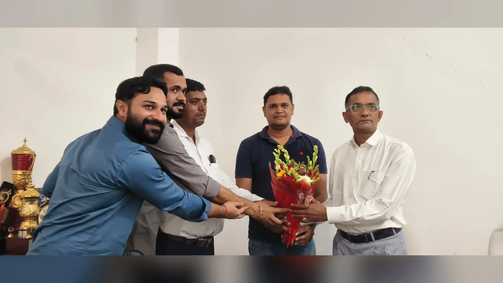 फोटो कैप्शन : जिला खेल पदाधिकारी के पद पर योगदान देने के बाद विजय कुमार पंडित. | Prabhat Khabar Network फोटो कैप्शन : जिला खेल पदाधिकारी के पद पर योगदान देने के बाद विजय कुमार पंडित. | Prabhat Khabar Network