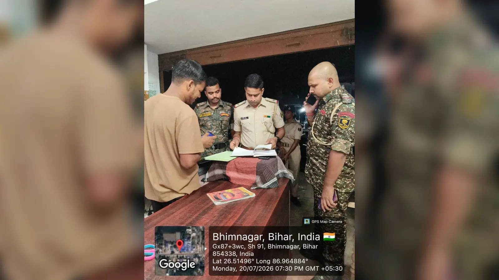 फोटो कैप्शन - सीएसपी की जांच करते पुलिस पदाधिकारी | Prabhat Khabar Network फोटो कैप्शन - सीएसपी की जांच करते पुलिस पदाधिकारी | Prabhat Khabar Network