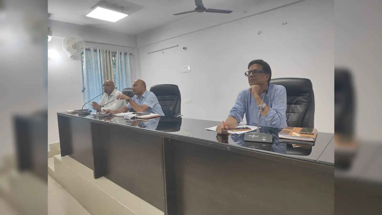 संयुक्त ब्रीफिंग करते एडीएम व अन्य | Prabhat Khabar Network संयुक्त ब्रीफिंग करते एडीएम व अन्य | Prabhat Khabar Network
