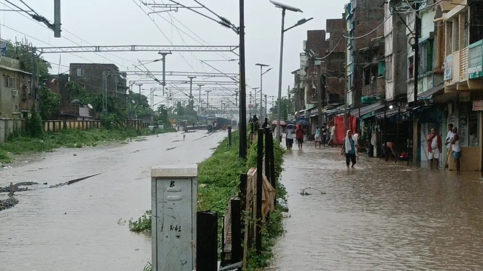 कजरा में रेल व सड़क का एक जैसा हाल, पानी में डूबी | Prabhat Khabar Network कजरा में रेल व सड़क का एक जैसा हाल, पानी में डूबी | Prabhat Khabar Network