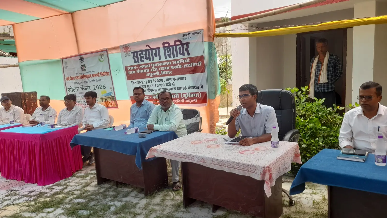 सहयोग शिविर को संबोधित करते वरीय उप समाहर्ता बिरजू दास | Prabhat Khabar Network सहयोग शिविर को संबोधित करते वरीय उप समाहर्ता बिरजू दास | Prabhat Khabar Network