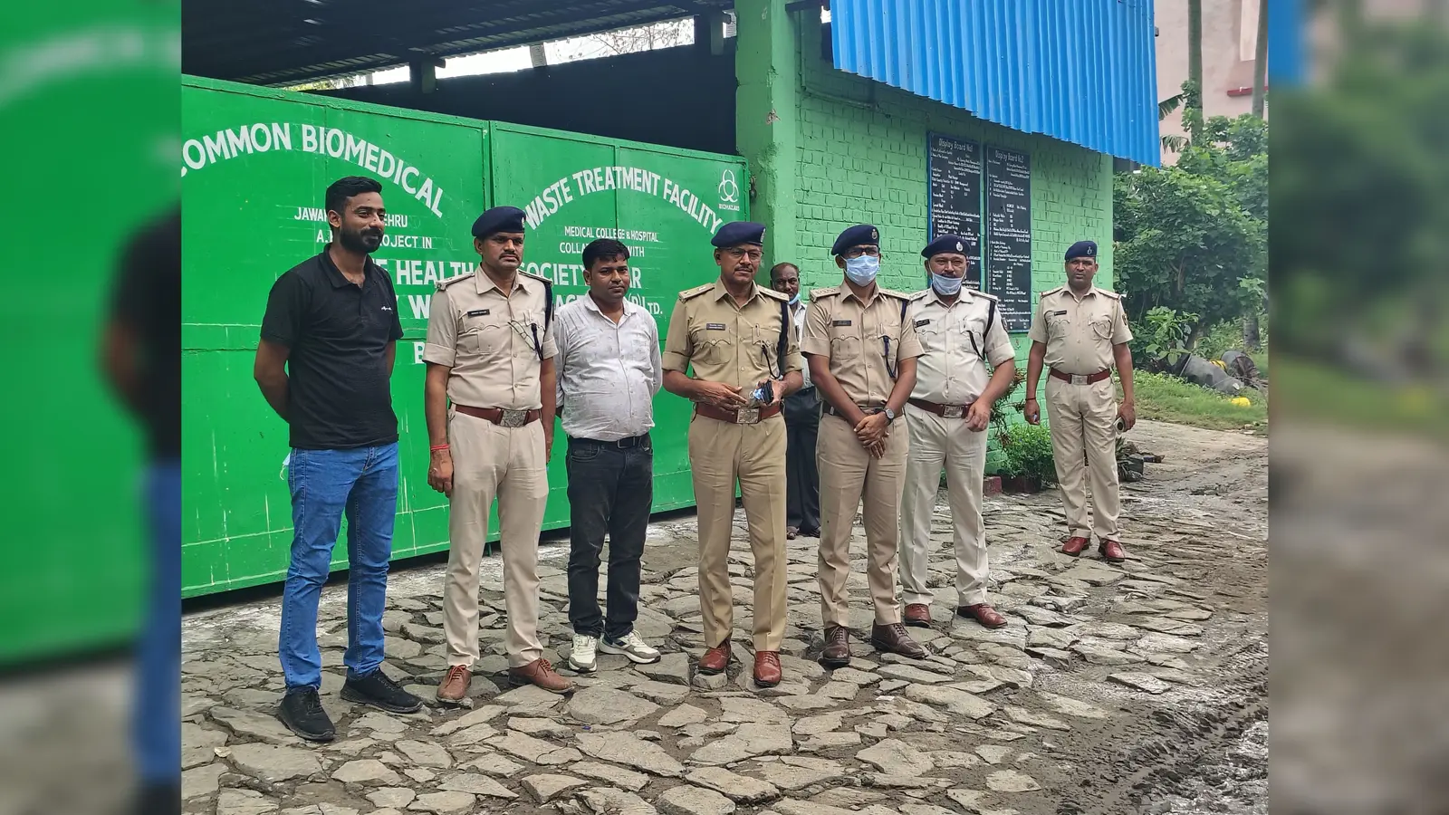 जानकारी देते एसपी विश्वजीत दयाल व अन्य | Prabhat Khabar Network जानकारी देते एसपी विश्वजीत दयाल व अन्य | Prabhat Khabar Network