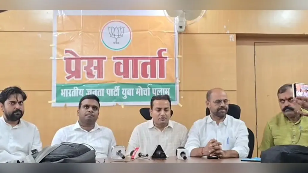 फोटो कैप्शन: प्रेसवार्ता के दौरान मौजूद विधायक, जिलाध्यक्ष व अन्य | Prabhat Khabar Network फोटो कैप्शन: प्रेसवार्ता के दौरान मौजूद विधायक, जिलाध्यक्ष व अन्य | Prabhat Khabar Network