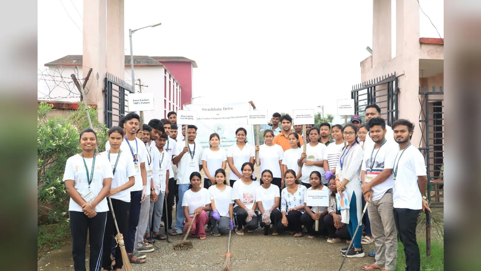 डीकार्बोनाइजेशन का संदेश लेकर हॉर्टिकल्चर कॉलेज, खूंटपानी में स्वच्छता अभियान चलते कॉलेज के शिक्षक एवं छात्र-छात्राएं | Prabhat Khabar Network डीकार्बोनाइजेशन का संदेश लेकर हॉर्टिकल्चर कॉलेज, खूंटपानी में स्वच्छता अभियान चलते कॉलेज के शिक्षक एवं छात्र-छात्राएं | Prabhat Khabar Network