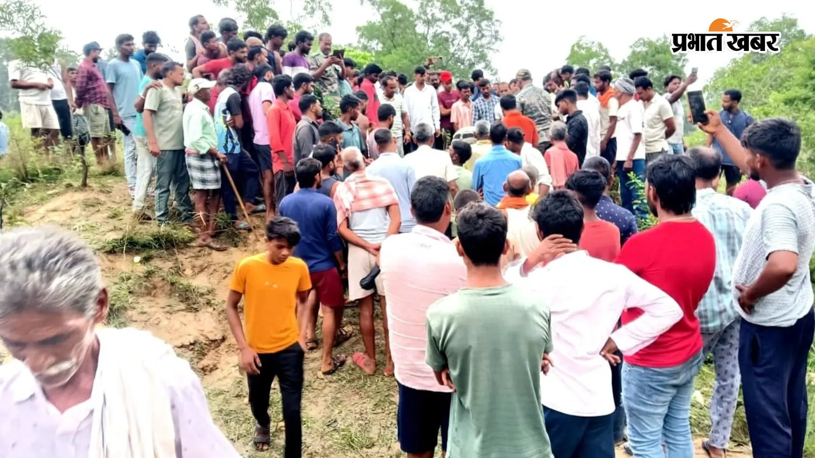 ग्रामीणों की भीड़ ग्रामीणों की भीड़
