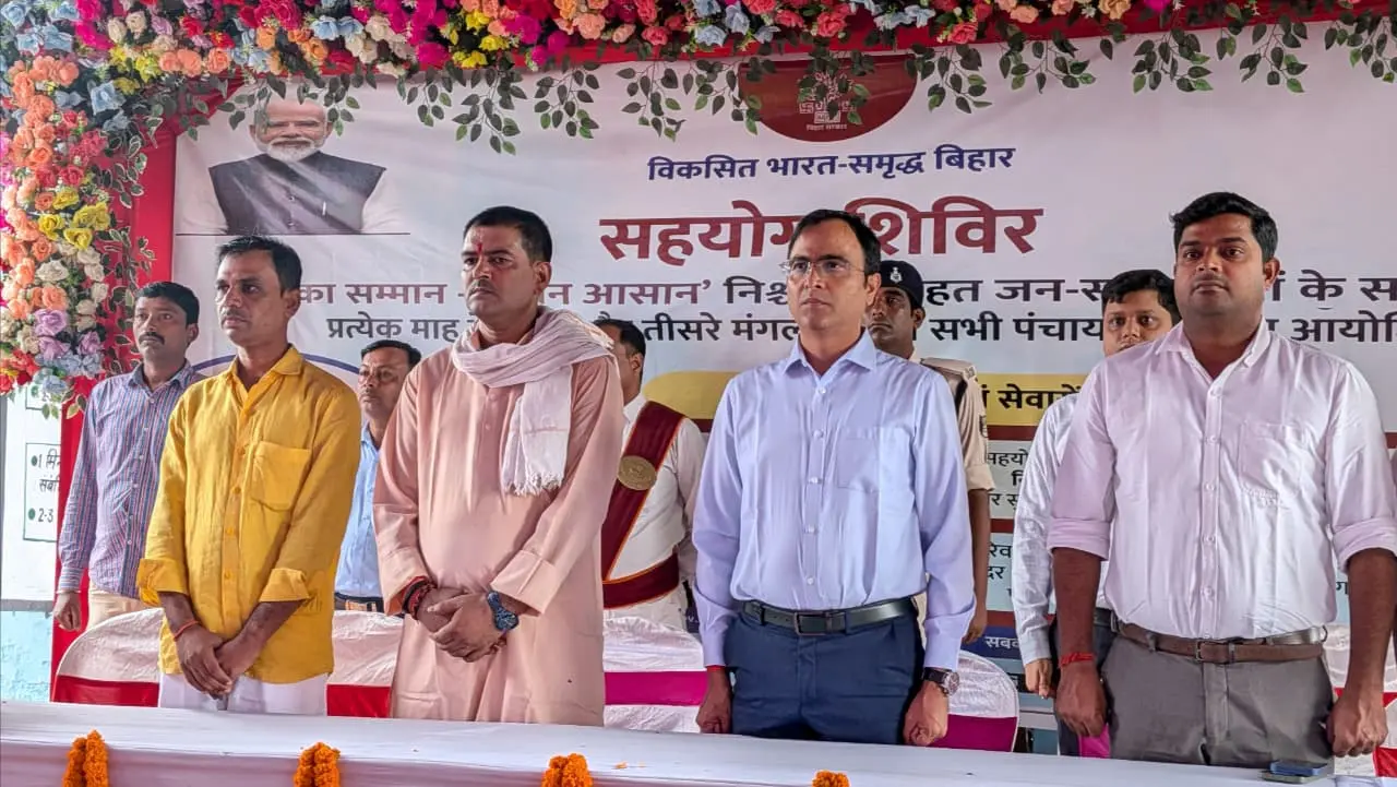 शिविर में मंचासीन डीएम विक्रम वीरकर शिविर में उपस्थित महिलाएं | Prabhat Khabar Network शिविर में मंचासीन डीएम विक्रम वीरकर शिविर में उपस्थित महिलाएं | Prabhat Khabar Network