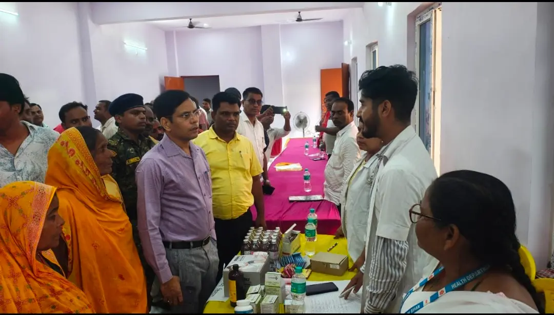 सिरसमाल पंचायत में सहयोग शिविर का निरीक्षण करते डीडीसी डा. प्रदीप कुमार | Prabhat Khabar Network सिरसमाल पंचायत में सहयोग शिविर का निरीक्षण करते डीडीसी डा. प्रदीप कुमार | Prabhat Khabar Network