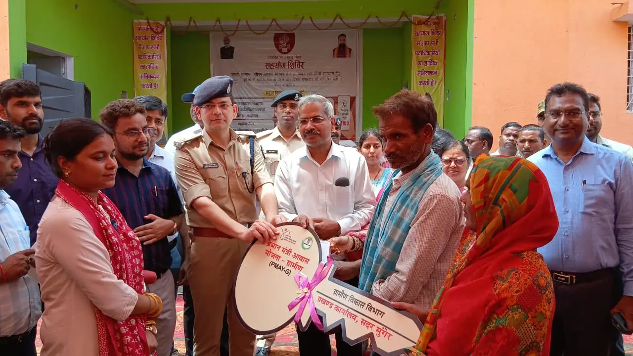 लाखों को आवास की चाबी सौंपते अधिकारी | Prabhat Khabar Network लाखों को आवास की चाबी सौंपते अधिकारी | Prabhat Khabar Network