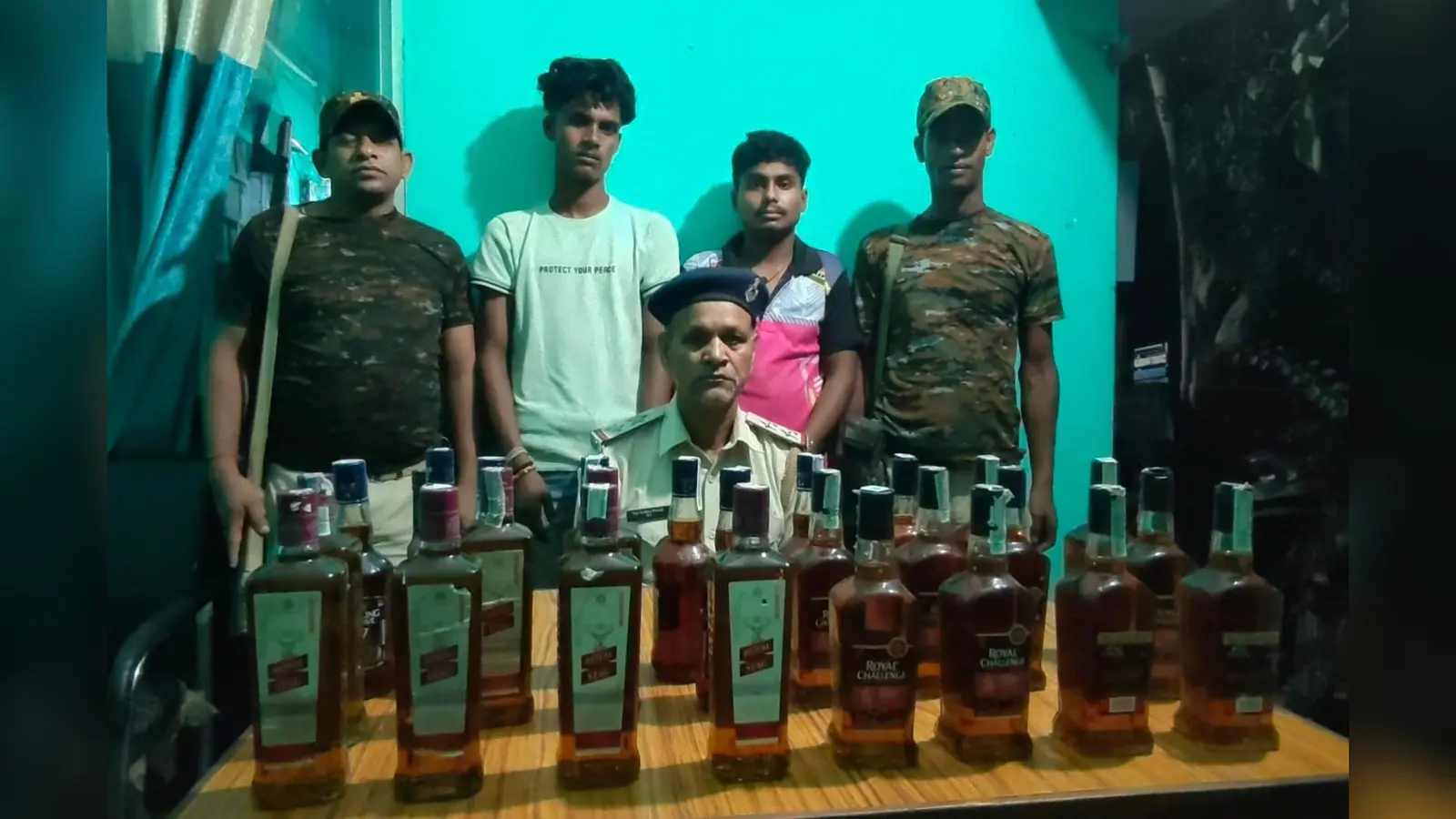गिरफ्तार तस्कर के साथ पुलिस | Prabhat Khabar Network गिरफ्तार तस्कर के साथ पुलिस | Prabhat Khabar Network