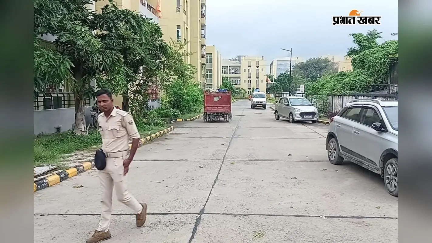 पोस्टमार्टम कराने पहुंची पुलिस पोस्टमार्टम कराने पहुंची पुलिस