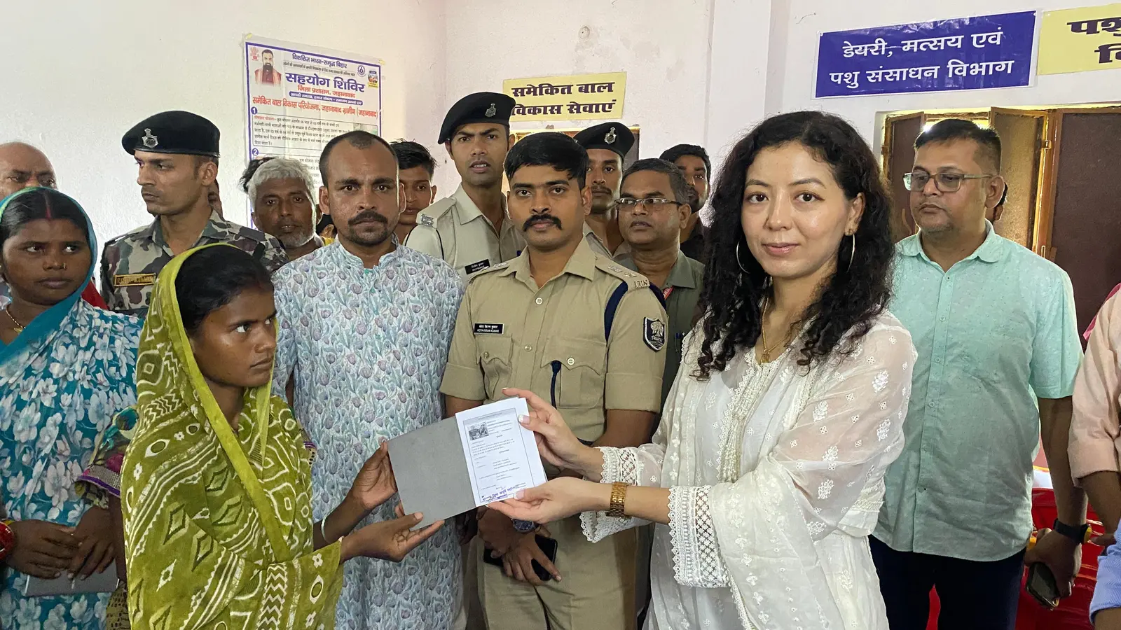 सहयोग शिविर में लाभुक को जॉब कार्ड देते डी एम | Prabhat Khabar Network सहयोग शिविर में लाभुक को जॉब कार्ड देते डी एम | Prabhat Khabar Network