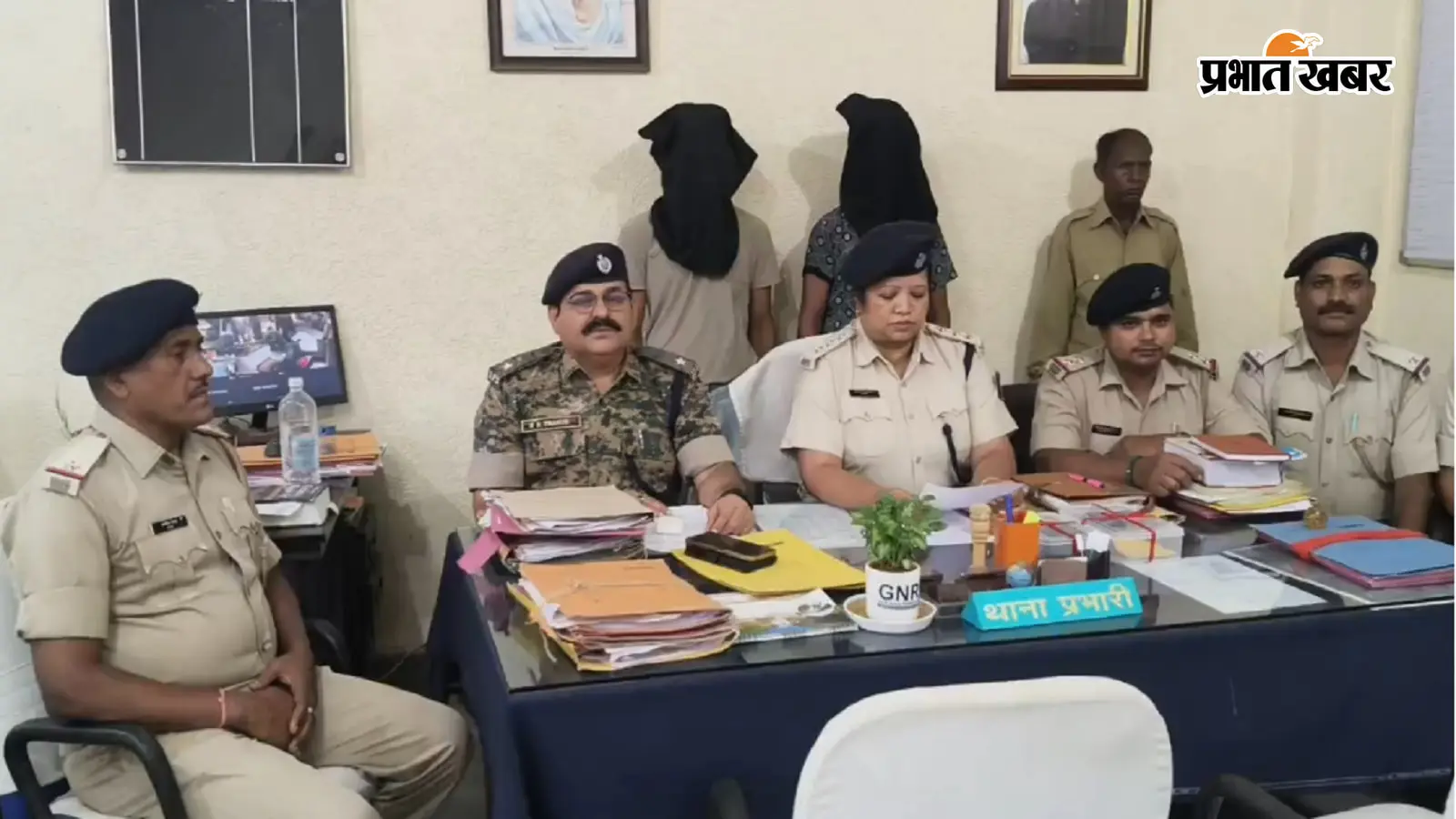 लोहरदगा पुलिस की गिरफ्त में दो अपराधी. फोटो: प्रभात खबर लोहरदगा पुलिस की गिरफ्त में दो अपराधी. फोटो: प्रभात खबर