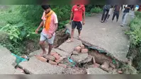 बेगूसराय में पहली तेज बारिश में बह गई 18 लाख की पीसीसी सड़क, नई दुल्हन को पैदल पहुंचना पड़ा ससुराल