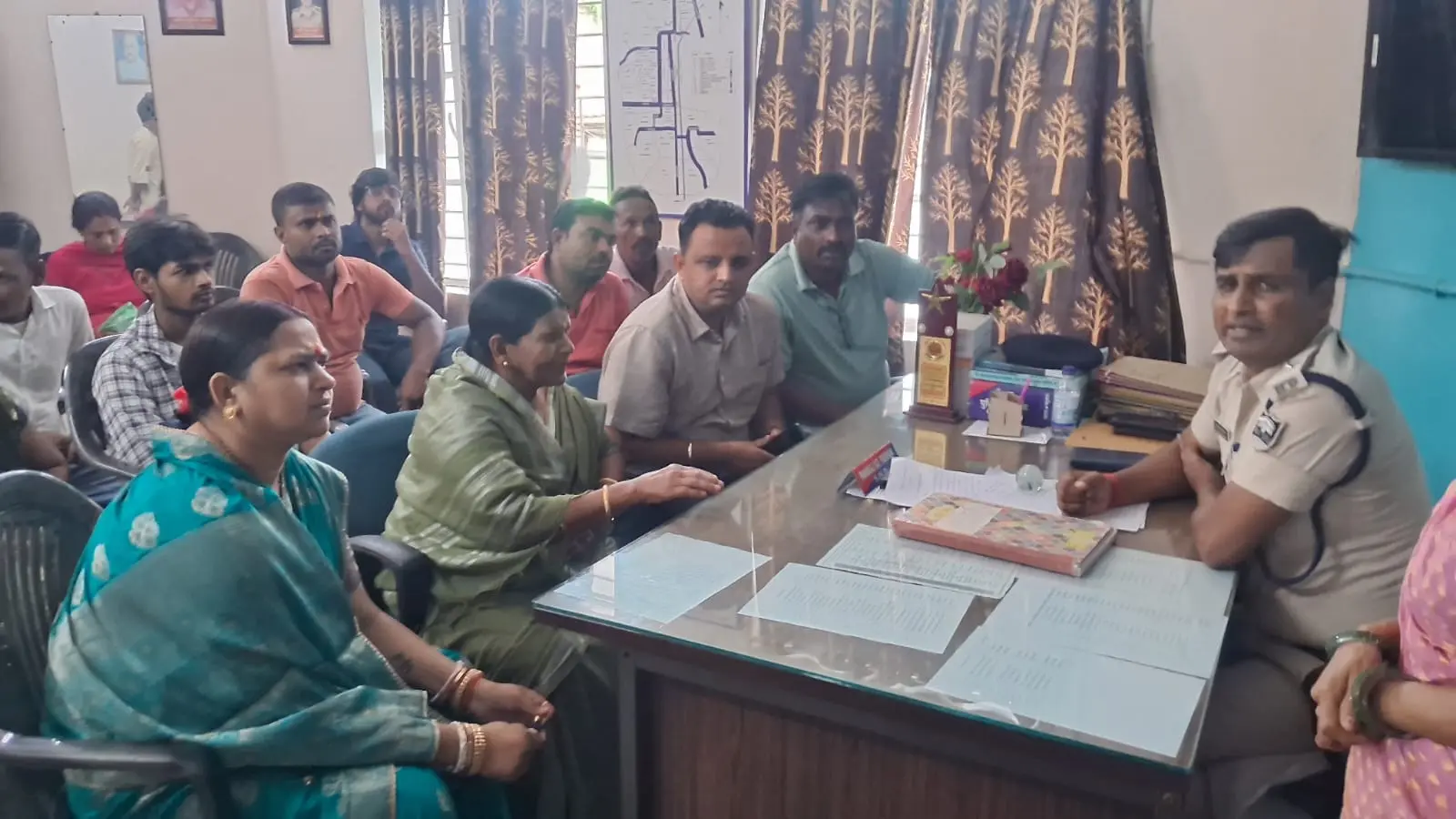 थाना अध्यक्ष से वार्ता करती मुख्य पार्षद | Prabhat Khabar Network थाना अध्यक्ष से वार्ता करती मुख्य पार्षद | Prabhat Khabar Network