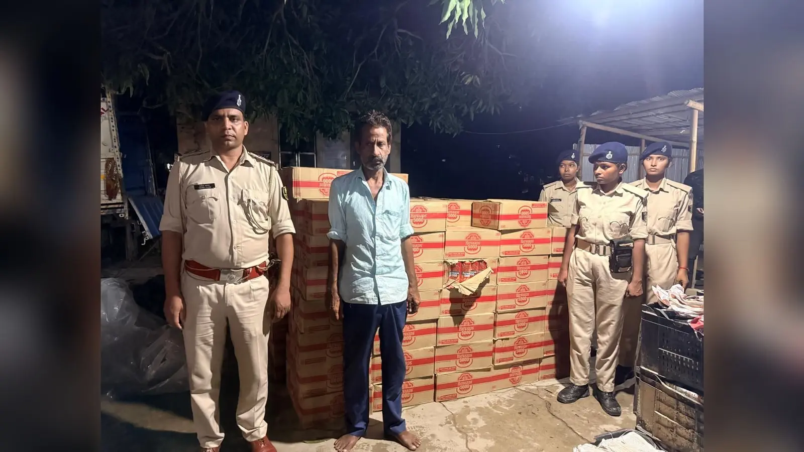 फोटो बरामद शराब गिरफ्तार आरोपी मौजूद पुलिस पदाधिकारी | Prabhat Khabar Network फोटो बरामद शराब गिरफ्तार आरोपी मौजूद पुलिस पदाधिकारी | Prabhat Khabar Network