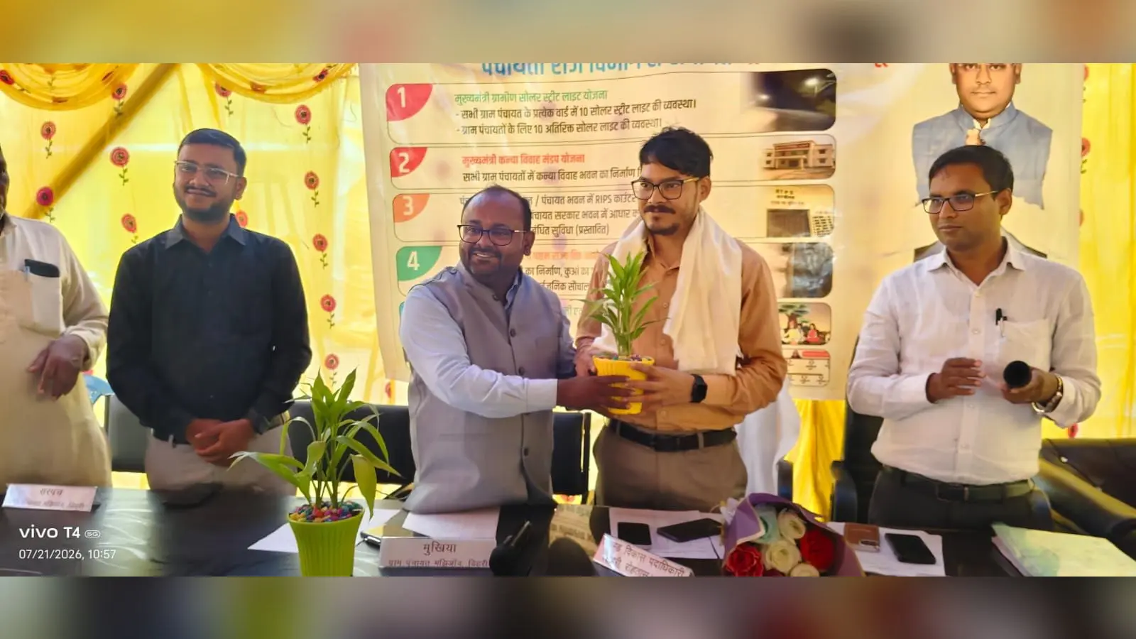 टंडवा पंचायत भवन पर बीडीओ अजीत कुमार को सम्मानित करते मुखिया अनिल कुमार | Prabhat Khabar Network टंडवा पंचायत भवन पर बीडीओ अजीत कुमार को सम्मानित करते मुखिया अनिल कुमार | Prabhat Khabar Network