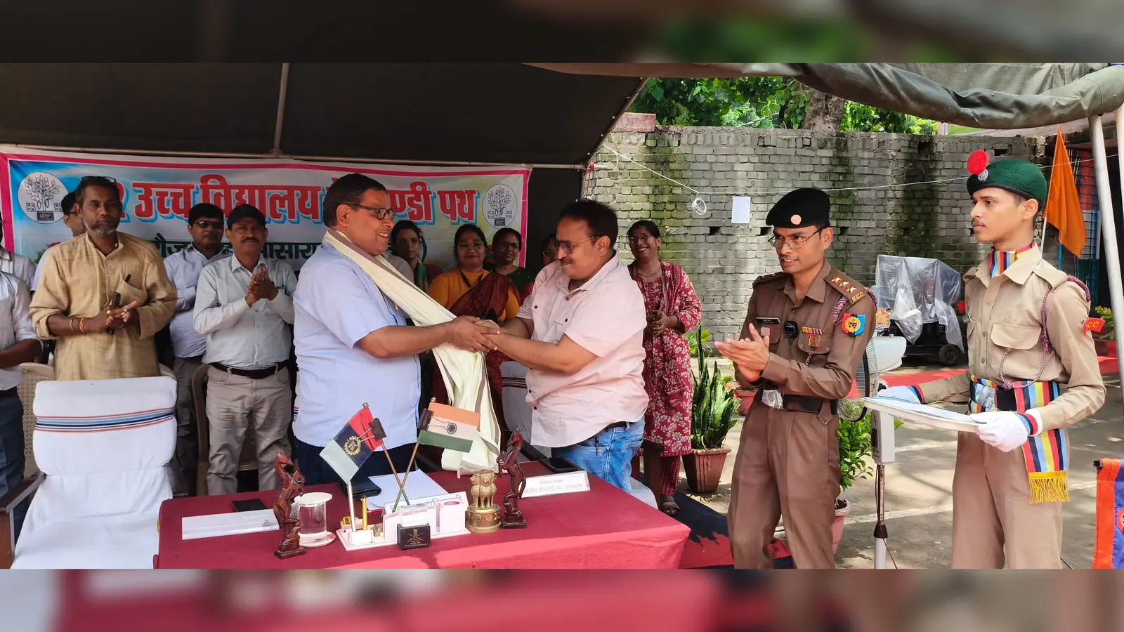 रिहर्सल करते प्राचार्य व शिक्षक | Prabhat Khabar Network रिहर्सल करते प्राचार्य व शिक्षक | Prabhat Khabar Network
