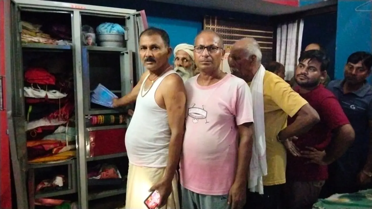 फोटो, घटना की जानकारी देता पीड़ित परिवार फोटो, चोरी की घटना के बाद बिखरा सामान | Prabhat Khabar Network फोटो, घटना की जानकारी देता पीड़ित परिवार फोटो, चोरी की घटना के बाद बिखरा सामान | Prabhat Khabar Network
