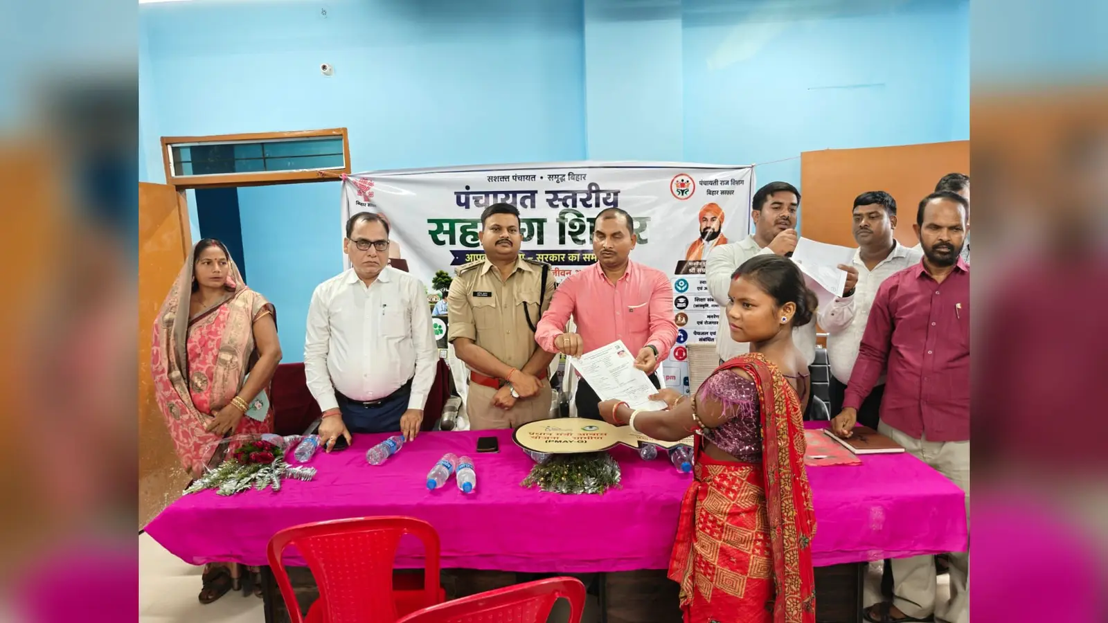 फोटो --सहयोग शिविर में प्रमाण पत्र देते हुए एसडीएम एवं अन्य अधिकारी | Prabhat Khabar Network फोटो --सहयोग शिविर में प्रमाण पत्र देते हुए एसडीएम एवं अन्य अधिकारी | Prabhat Khabar Network
