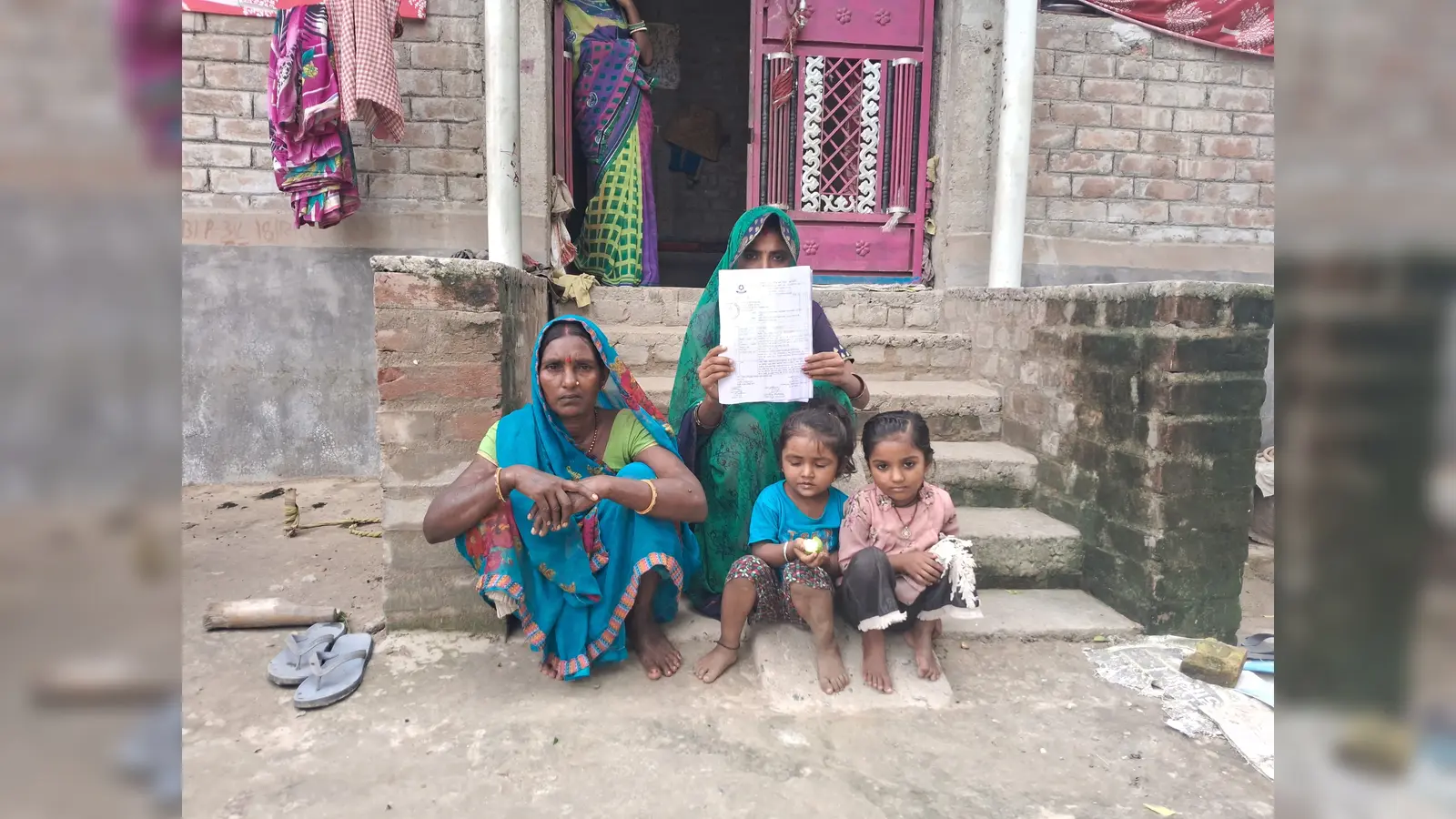 इंतजार करते लापता चंदन की मां पत्नी व बच्चे | Prabhat Khabar Network इंतजार करते लापता चंदन की मां पत्नी व बच्चे | Prabhat Khabar Network