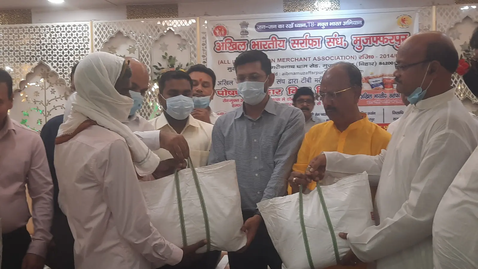 टीबी मरीजों को फूड किट देते जिलाधिकारी व सर्राफा व्यवसायी संघ | Prabhat Khabar Network टीबी मरीजों को फूड किट देते जिलाधिकारी व सर्राफा व्यवसायी संघ | Prabhat Khabar Network