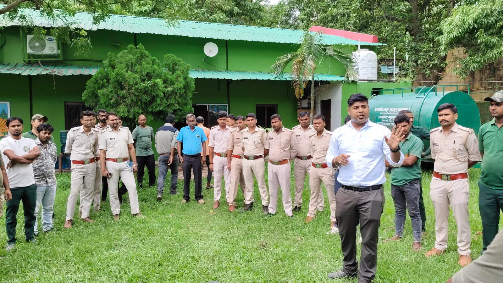 वन कर्मियों को प्रशिक्षण देते प्रशिक्षक आदित्य तिवारी। | Prabhat Khabar Network वन कर्मियों को प्रशिक्षण देते प्रशिक्षक आदित्य तिवारी। | Prabhat Khabar Network