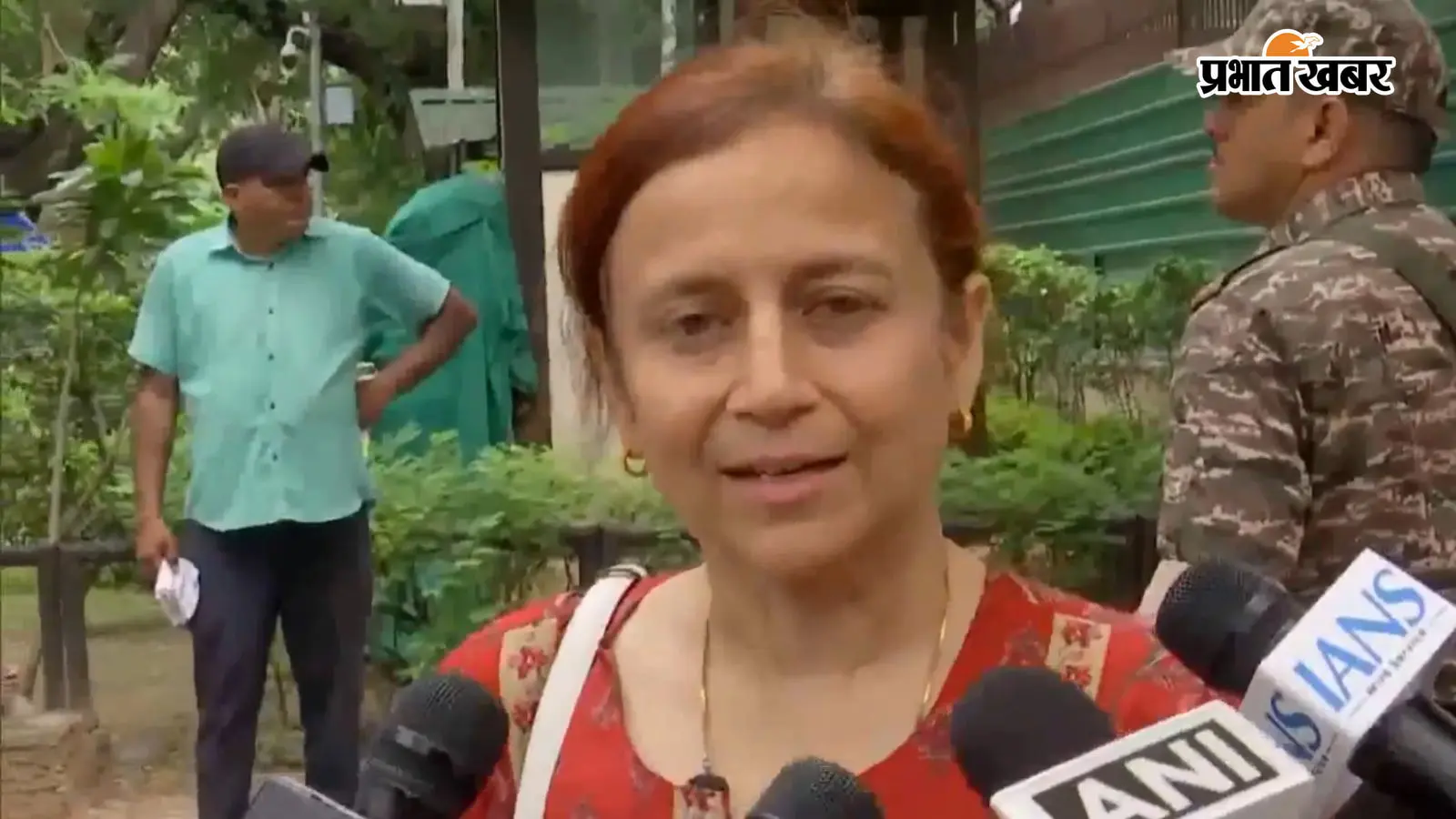 सोनम वांगचुक की पत्नी गीतांजलि मीडिया से बात करती हुई, फोटो एक्स सोनम वांगचुक की पत्नी गीतांजलि मीडिया से बात करती हुई, फोटो एक्स