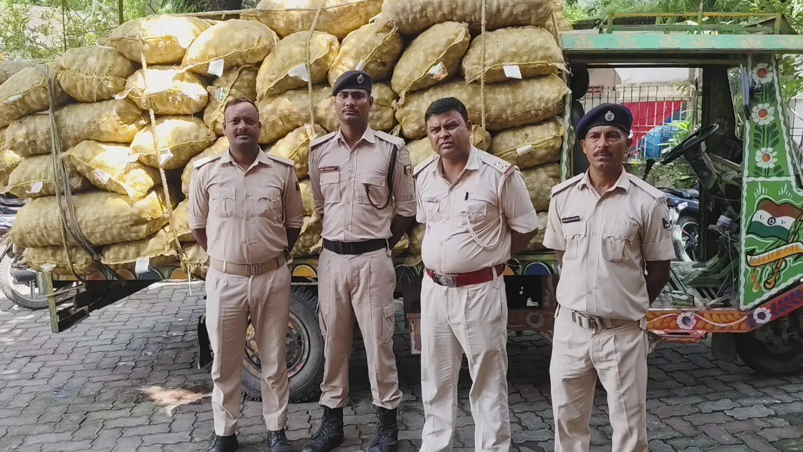 आलू लदे जप्त जुगाड़ गाड़ी के साथ परिवहन पदाधिकारी | Prabhat Khabar Network आलू लदे जप्त जुगाड़ गाड़ी के साथ परिवहन पदाधिकारी | Prabhat Khabar Network