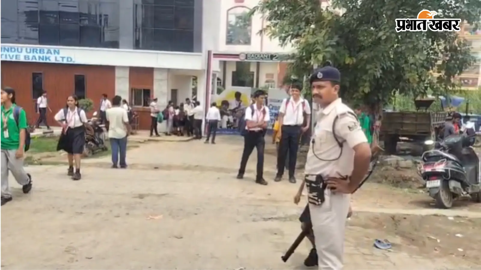 बम की धमकी के बाद स्कूल से बच्चों को हटाती पुलिस बम की धमकी के बाद स्कूल से बच्चों को हटाती पुलिस