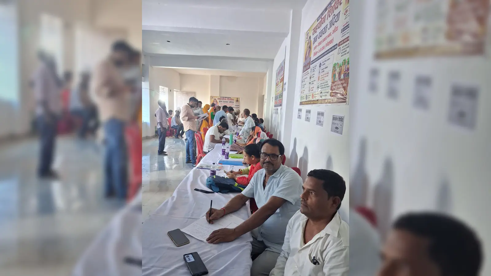 शिविर में काउंटरों पर उमड़ी ग्रामीणों की भीड़ | Prabhat Khabar Network शिविर में काउंटरों पर उमड़ी ग्रामीणों की भीड़ | Prabhat Khabar Network
