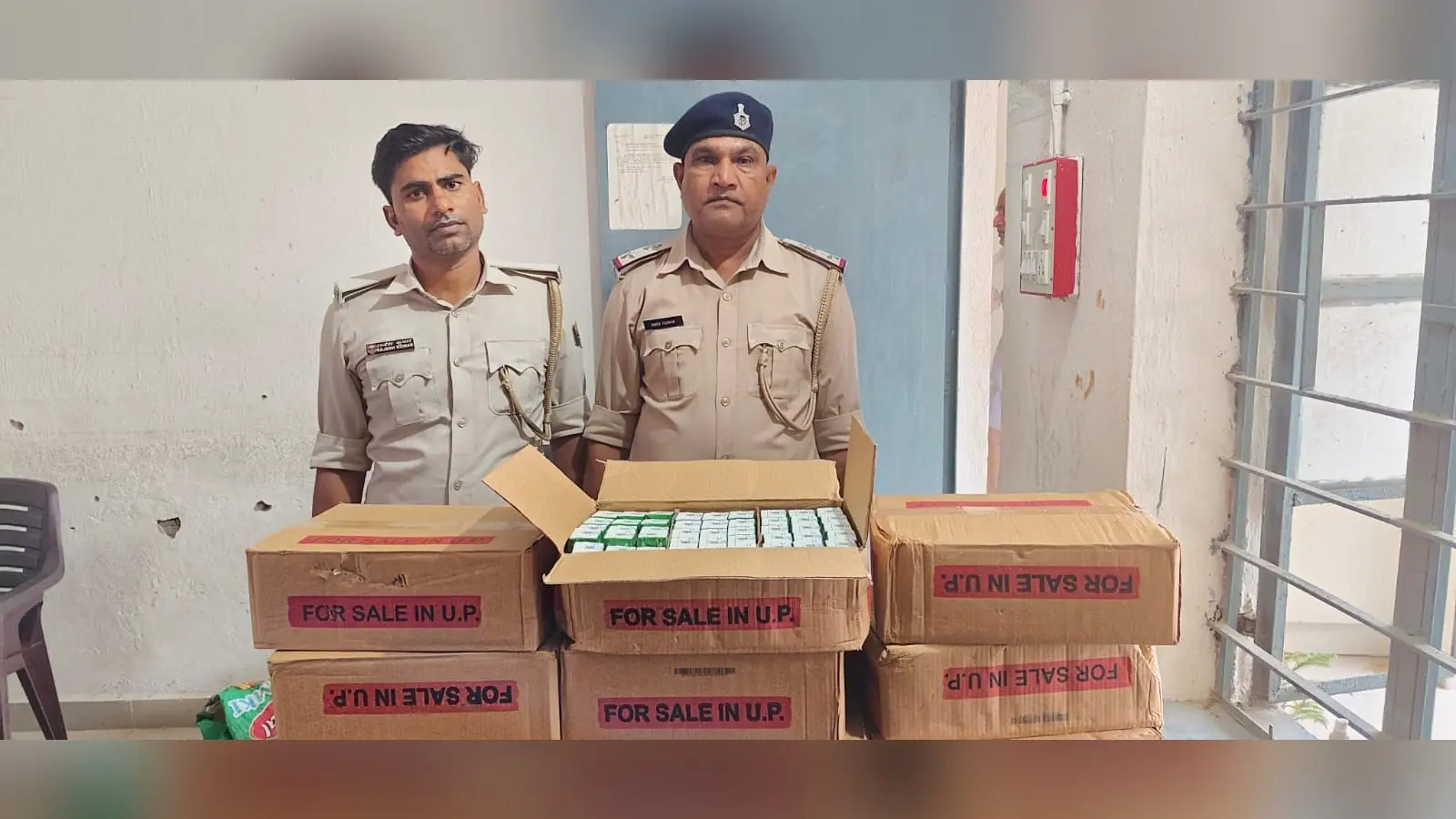 थाने शराब के साथ पुलिस पदाधिकारी | Prabhat Khabar Network थाने शराब के साथ पुलिस पदाधिकारी | Prabhat Khabar Network