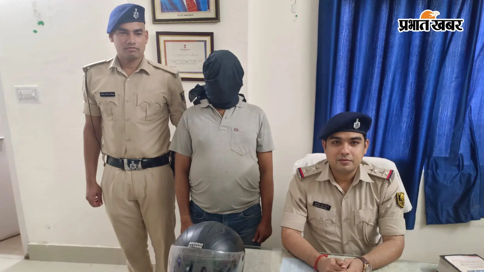 पुलिस के साथ गिरफ्तार तस्कर पुलिस के साथ गिरफ्तार तस्कर