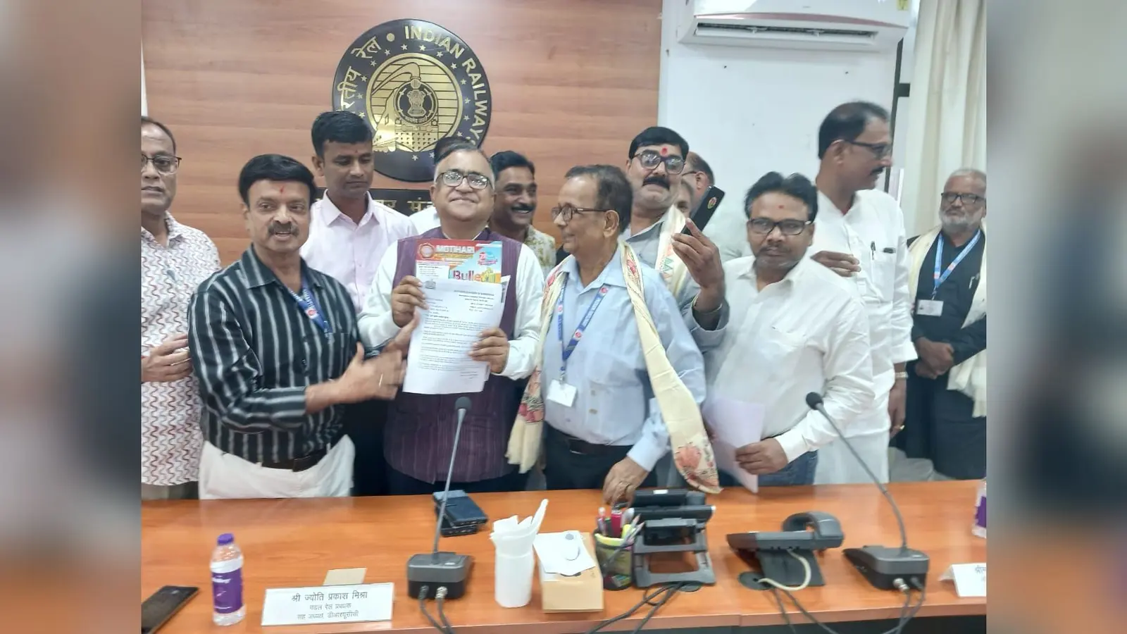 बैठक में बातों को रखते विनोद सरावगी व अन्य. | Prabhat Khabar Network बैठक में बातों को रखते विनोद सरावगी व अन्य. | Prabhat Khabar Network