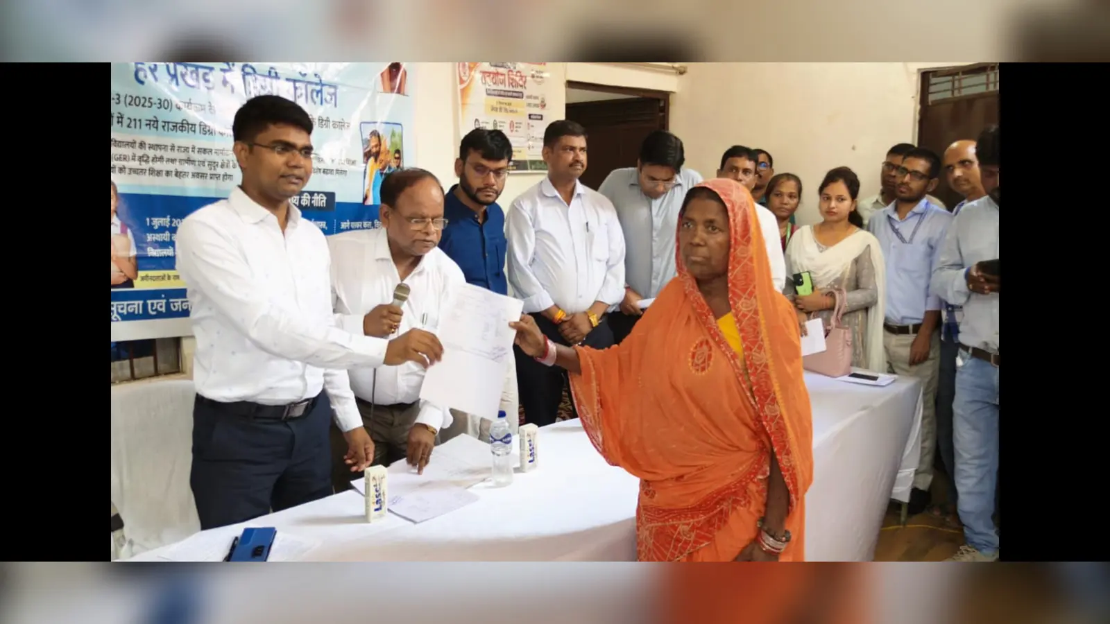 खाना पूरी पर्चा का वितरण करते डीएम | Prabhat Khabar Network खाना पूरी पर्चा का वितरण करते डीएम | Prabhat Khabar Network