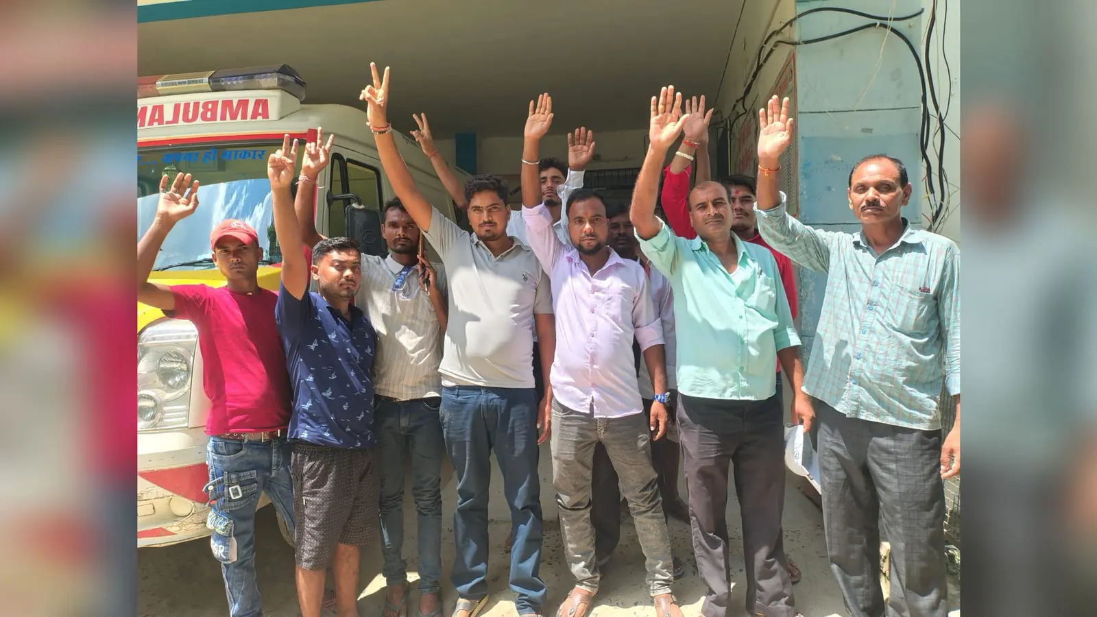 फोटो नं 103.बैकुंठपुर सामुदायिक स्वास्थ्य केंद्र में मंगलवार को दवा की मांग को लेकर प्रदर्शन करते मरीज. | Prabhat Khabar Network फोटो नं 103.बैकुंठपुर सामुदायिक स्वास्थ्य केंद्र में मंगलवार को दवा की मांग को लेकर प्रदर्शन करते मरीज. | Prabhat Khabar Network