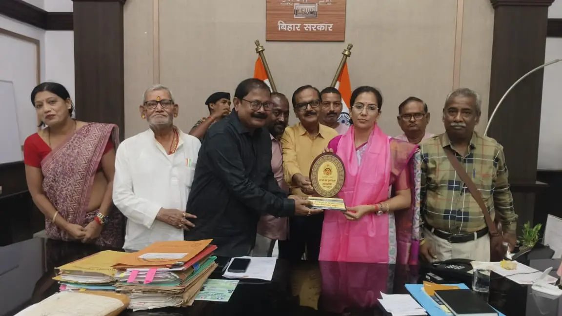 जिलाधिकारी को सम्मानित करते महासमिति के पदाधिकारी | Prabhat Khabar Network जिलाधिकारी को सम्मानित करते महासमिति के पदाधिकारी | Prabhat Khabar Network