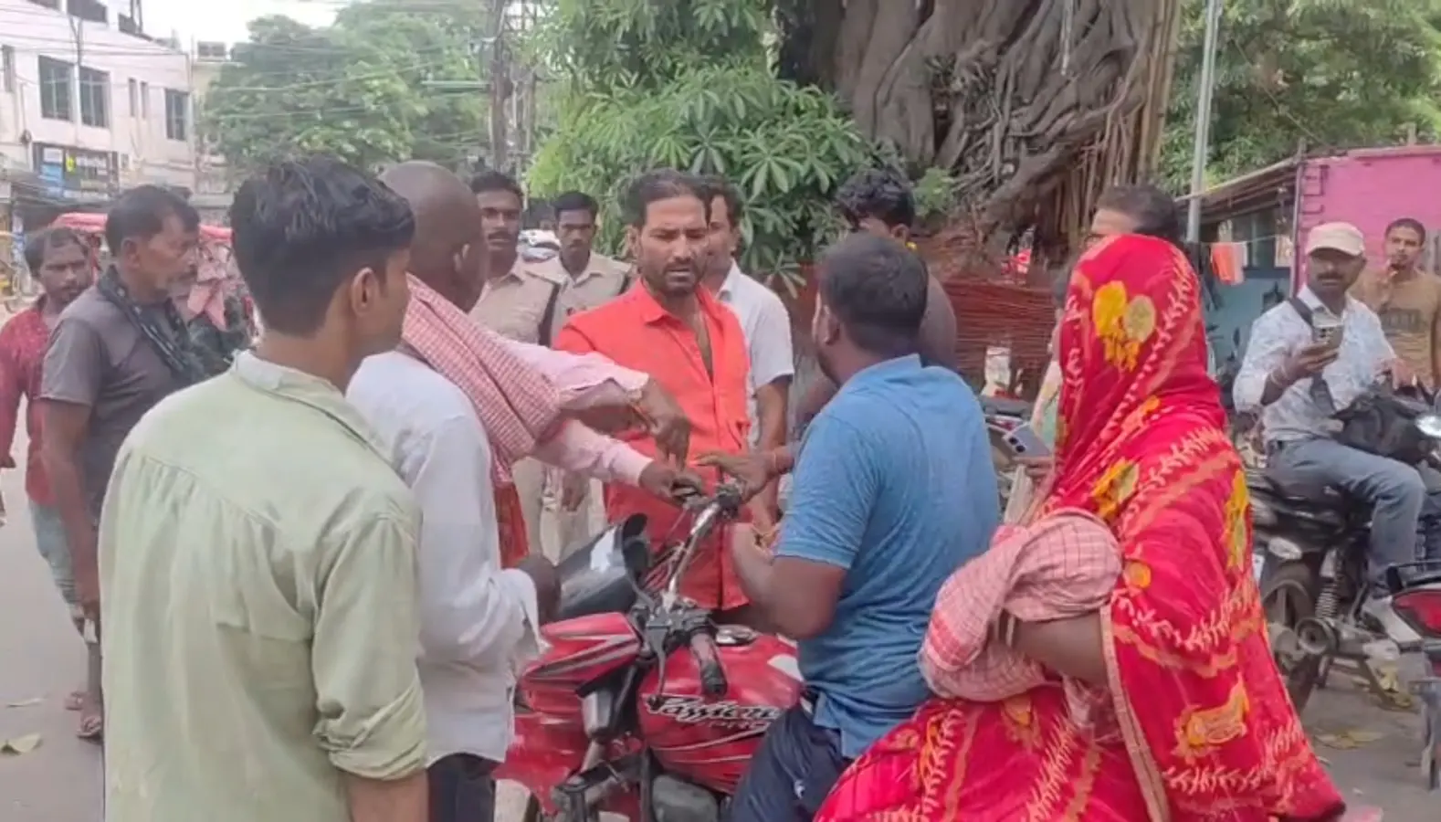 भागलपुर कचहरी चौक पर हाई वोल्टेज ड्रामा | Prabhat Khabar Network भागलपुर कचहरी चौक पर हाई वोल्टेज ड्रामा | Prabhat Khabar Network