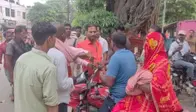 भागलपुर के कचहरी चौक पर विवाहिता और कथित प्रेमी को देख हंगामा, सड़क पर हाई वोल्टेज ड्रामा, पुलिस ने कराया शांत