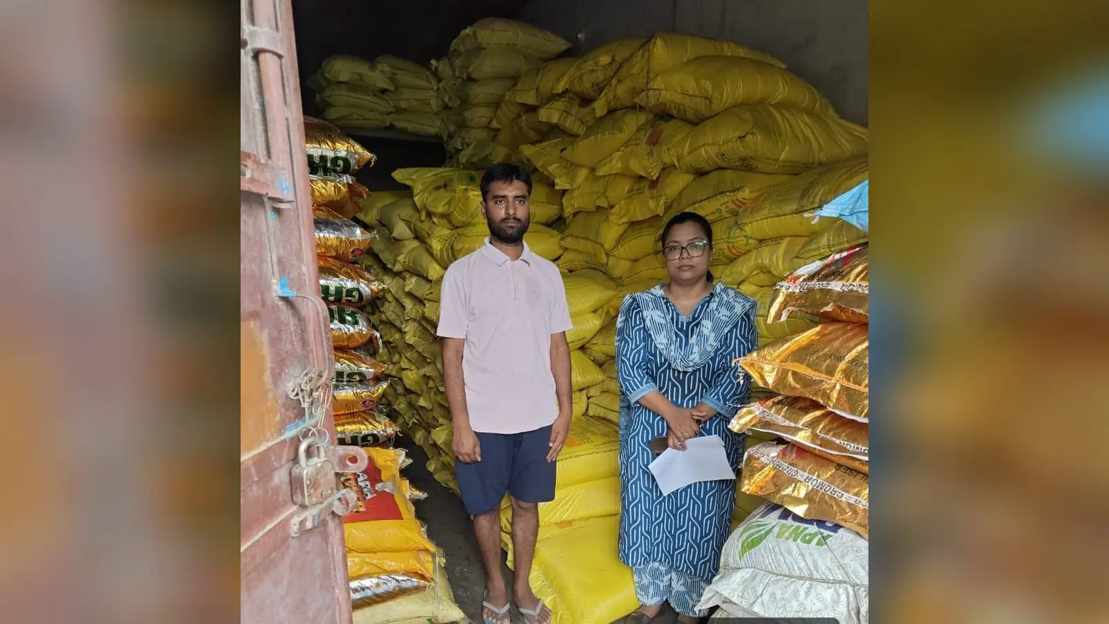 खाद दुकानों की जांच करतीं बीएओ नेहा राज | Prabhat Khabar Network खाद दुकानों की जांच करतीं बीएओ नेहा राज | Prabhat Khabar Network