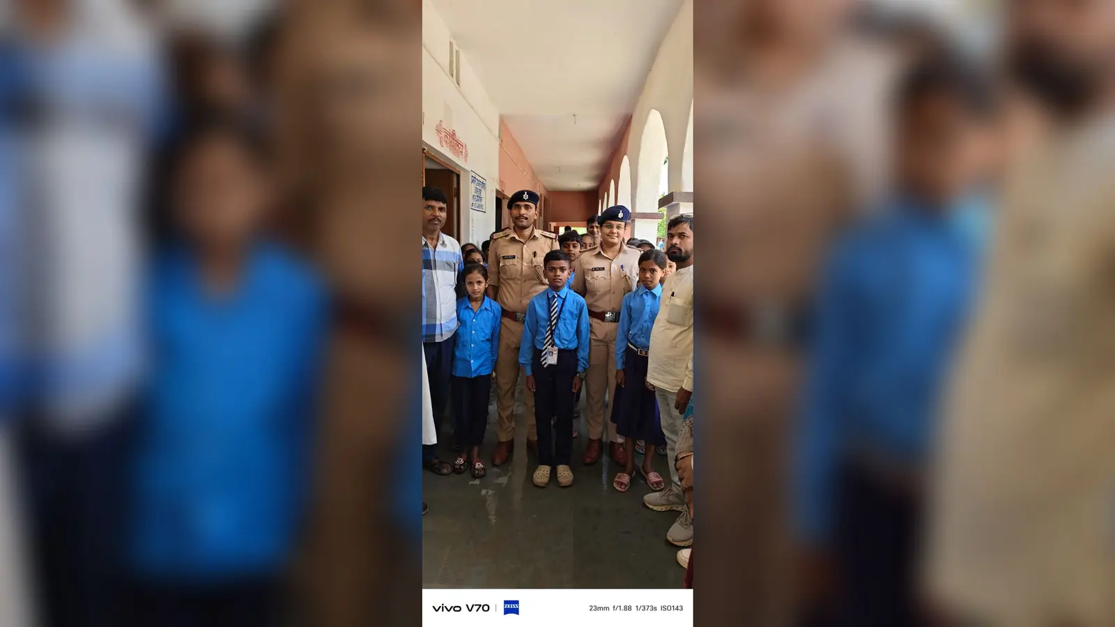छात्र छात्राएं के साथ पुलिस पदाधिकारी | Prabhat Khabar Network छात्र छात्राएं के साथ पुलिस पदाधिकारी | Prabhat Khabar Network