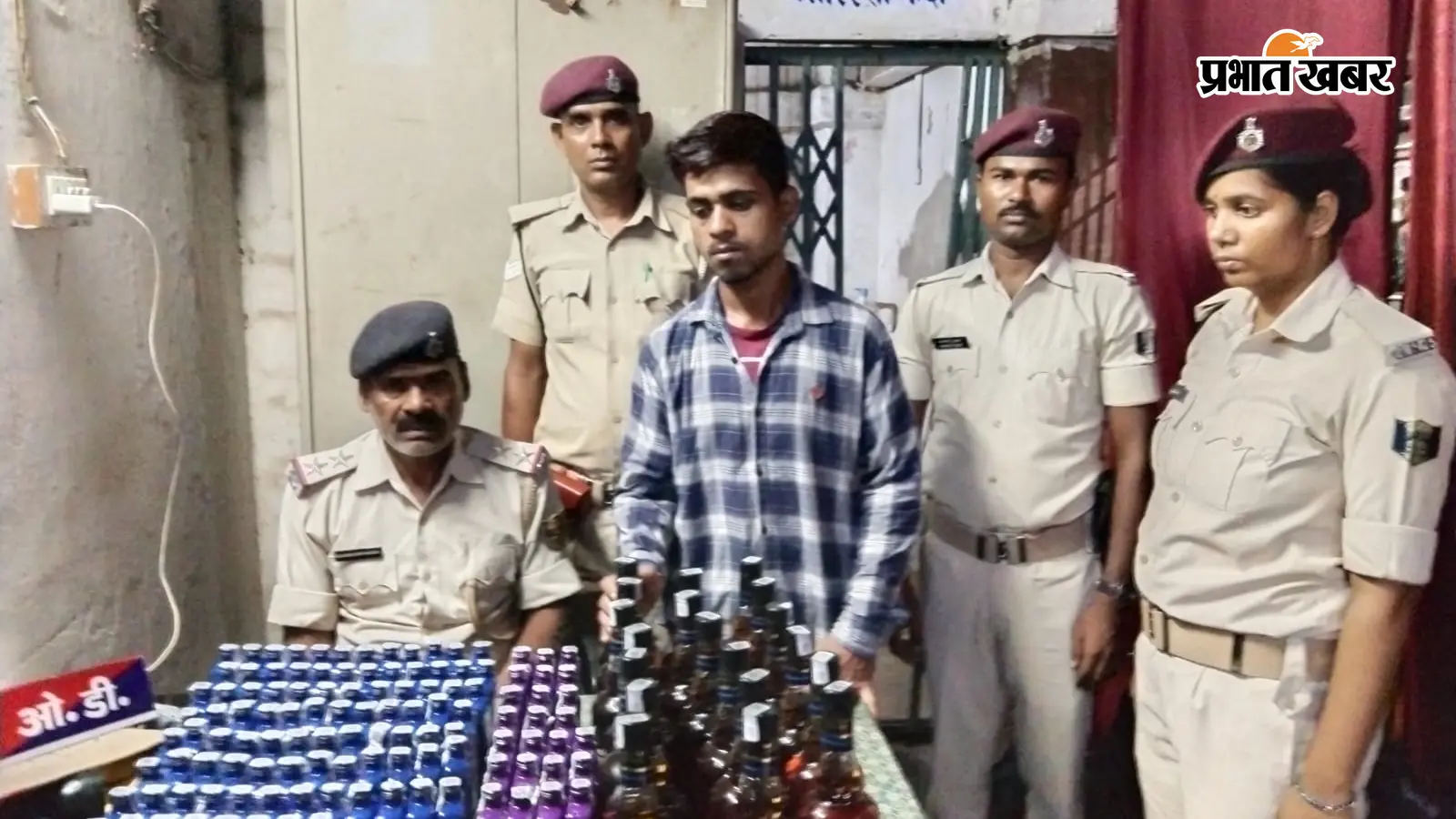 पुलिस के साथ गिरफ्तार आरोपी पुलिस के साथ गिरफ्तार आरोपी