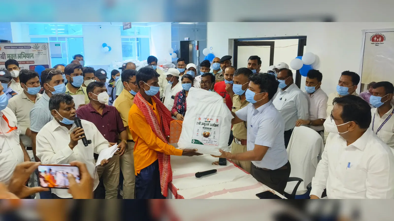 मॉडल अस्पताल में टीबी मरीजों को फूड बास्केट देते डीएम मॉडल अस्पताल में कीट लेने के लिए बैठे मरीज | Prabhat Khabar Network मॉडल अस्पताल में टीबी मरीजों को फूड बास्केट देते डीएम मॉडल अस्पताल में कीट लेने के लिए बैठे मरीज | Prabhat Khabar Network