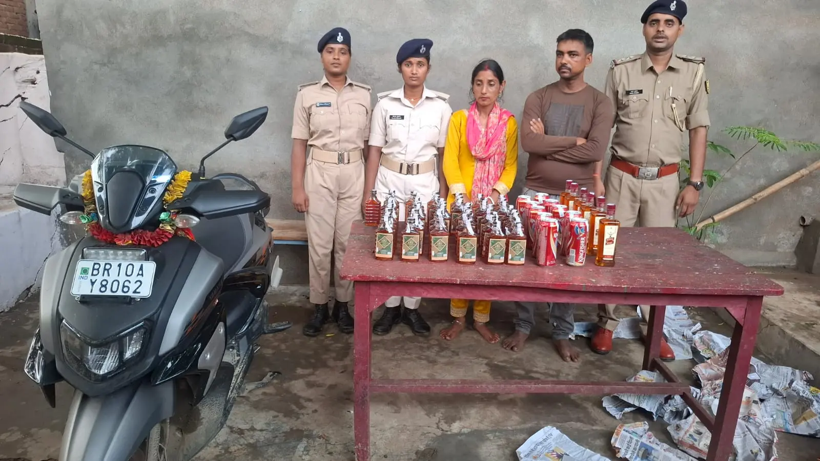 वाहन जांच में 21.95 लीटर शराब के साथ दंपती गिरफ्तार | Prabhat Khabar Network वाहन जांच में 21.95 लीटर शराब के साथ दंपती गिरफ्तार | Prabhat Khabar Network