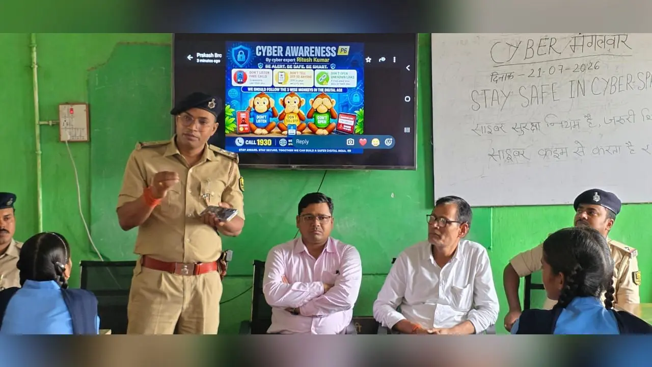 फ़ोटो :- छात्रों को जानकारी देते अधिकारीगण | Prabhat Khabar Network फ़ोटो :- छात्रों को जानकारी देते अधिकारीगण | Prabhat Khabar Network