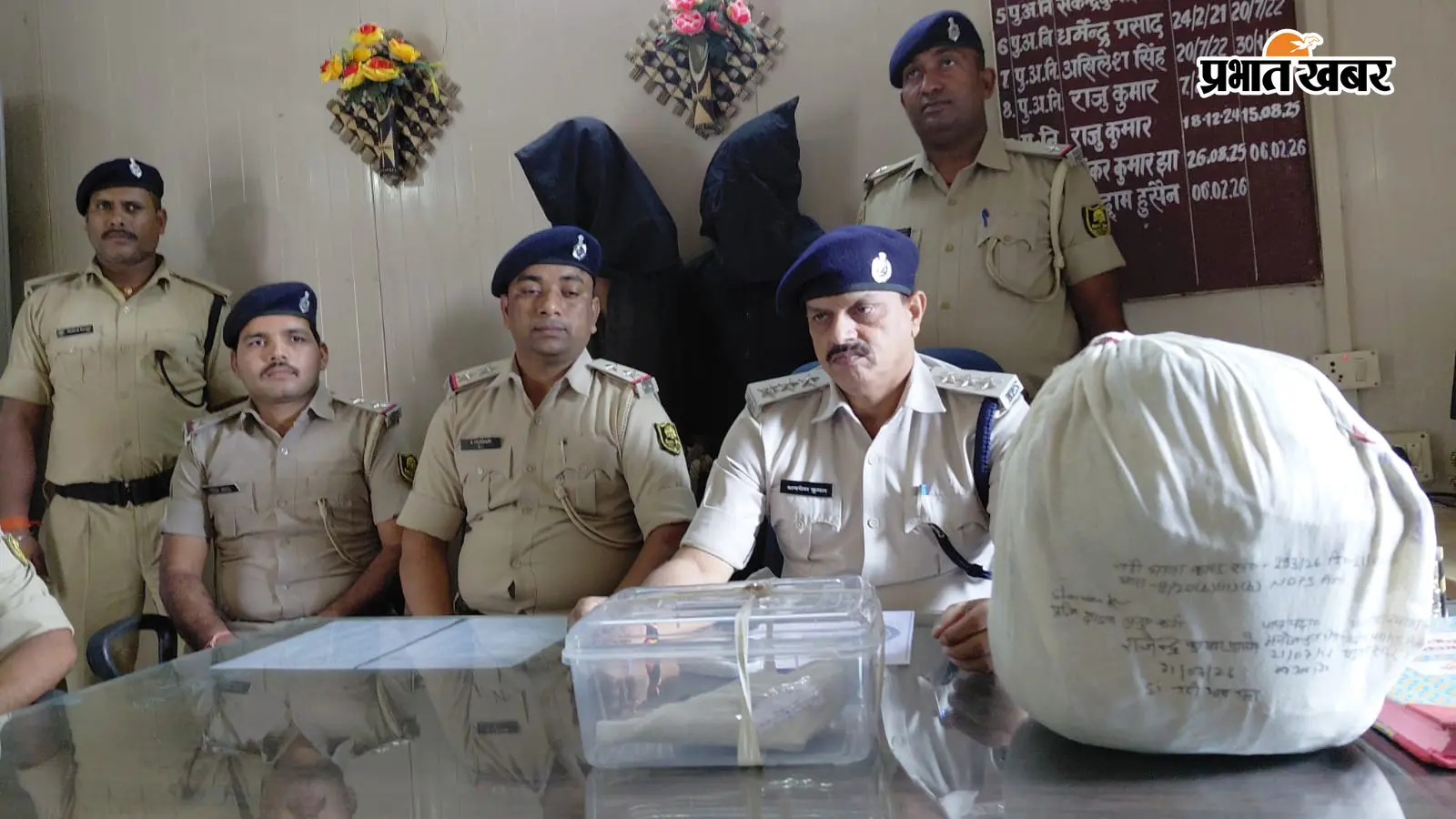 5 किलो गांजा और देशी कट्टा के साथ तस्कर गिरफ्तार 5 किलो गांजा और देशी कट्टा के साथ तस्कर गिरफ्तार